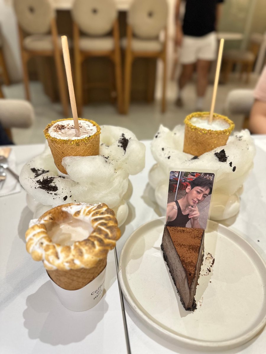 mimilyblue's tweet photo. Happy birthday @BamBam1A 🎂🥳

bday dinner + chikahan with @ahgablinkeu @abigail_nics @arsndef @0922aiyu https://t.co/lqPAkyiHuJ