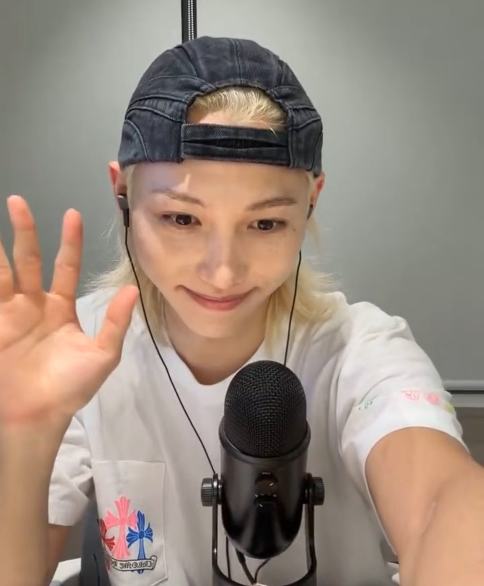 ele td felizinho comendo frango frito em live dnv e eu perdi 😭😭😭
