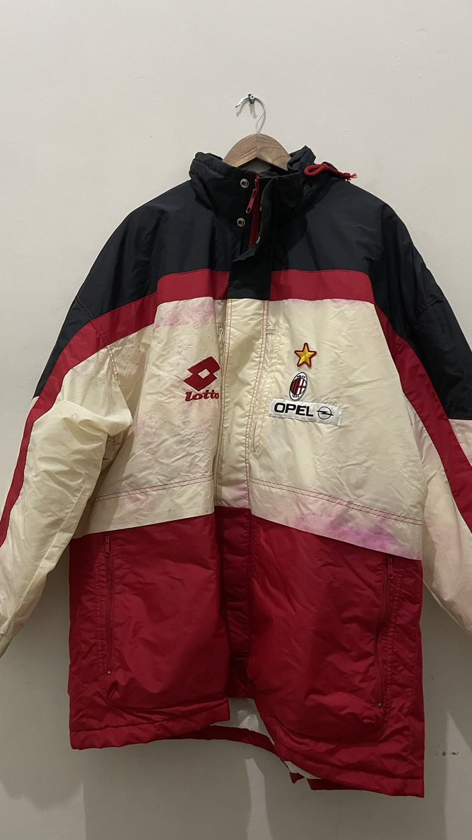 adityoardian's tweet photo. Lanjut lanjut jemur, Ini bukan jersey tapi Jaket AC Milan 1993 dengan apparel Lotto, beberapa titik warna udah ada bercak tapi tetep ini jaket istimewa 🔴⚫️ @acmilan https://t.co/EorYboDStj