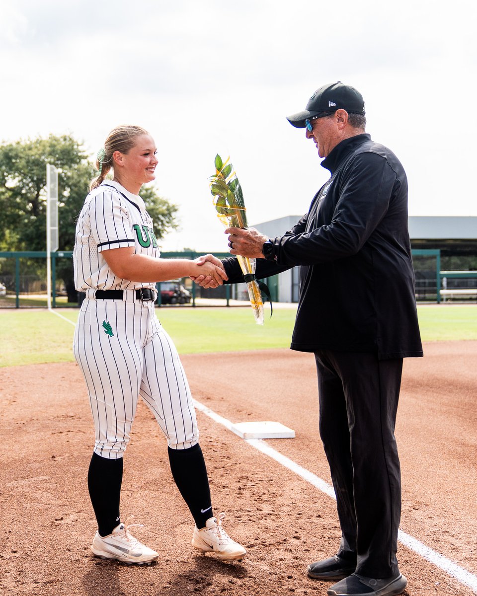MeanGreenSB's tweet image. Thank you @USFSoftball for honoring our seniors ahead of today's game 💚🖤

#GMG 🟢🦅