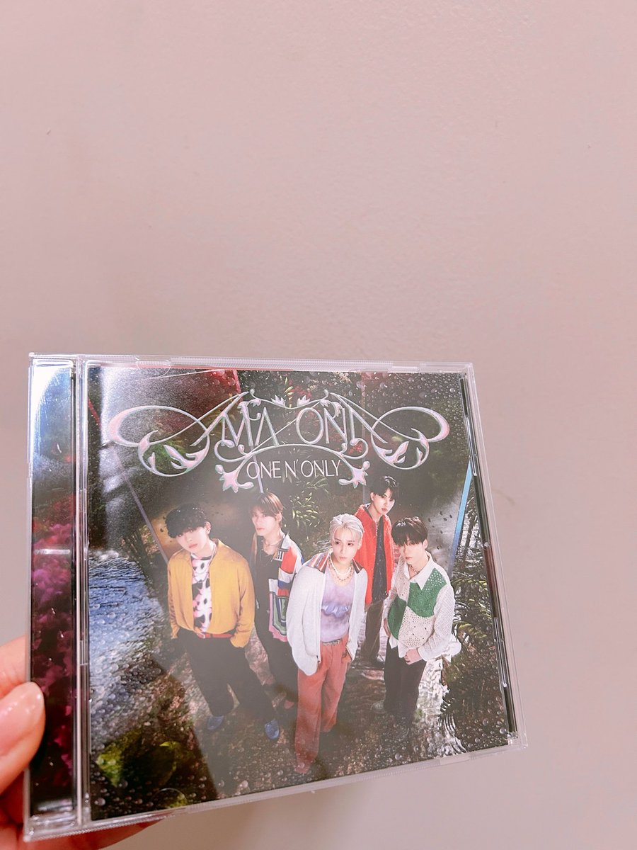ueizai's tweet photo. 昨日のCDよかったしオススメされたトラック2がほんとに私の好みだったよ〜て今日会社で報告したら追加でアルバムももらっちゃった🫶🫶布教ってこうやってやるんだな…勉強になります……聴くの楽しみ〜〜🥳 https://t.co/uwOzlCC3OS