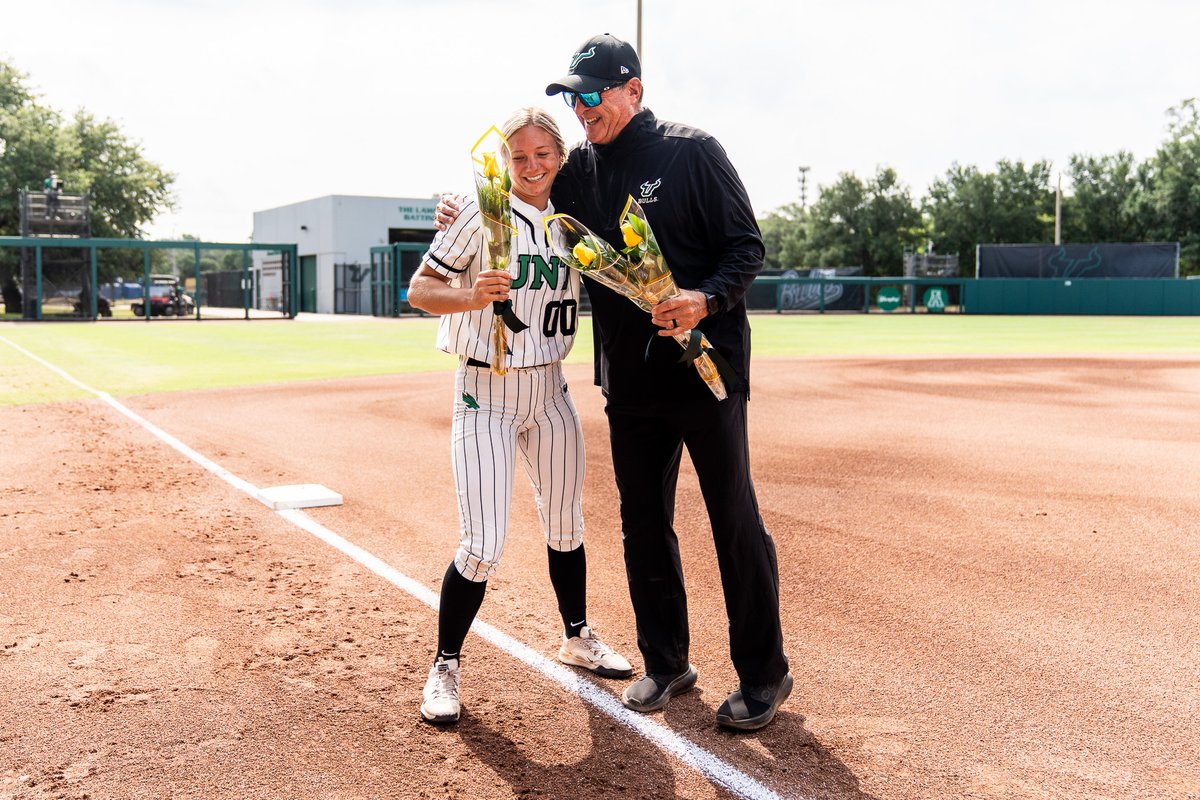 MeanGreenSB's tweet image. Thank you @USFSoftball for honoring our seniors ahead of today's game 💚🖤

#GMG 🟢🦅