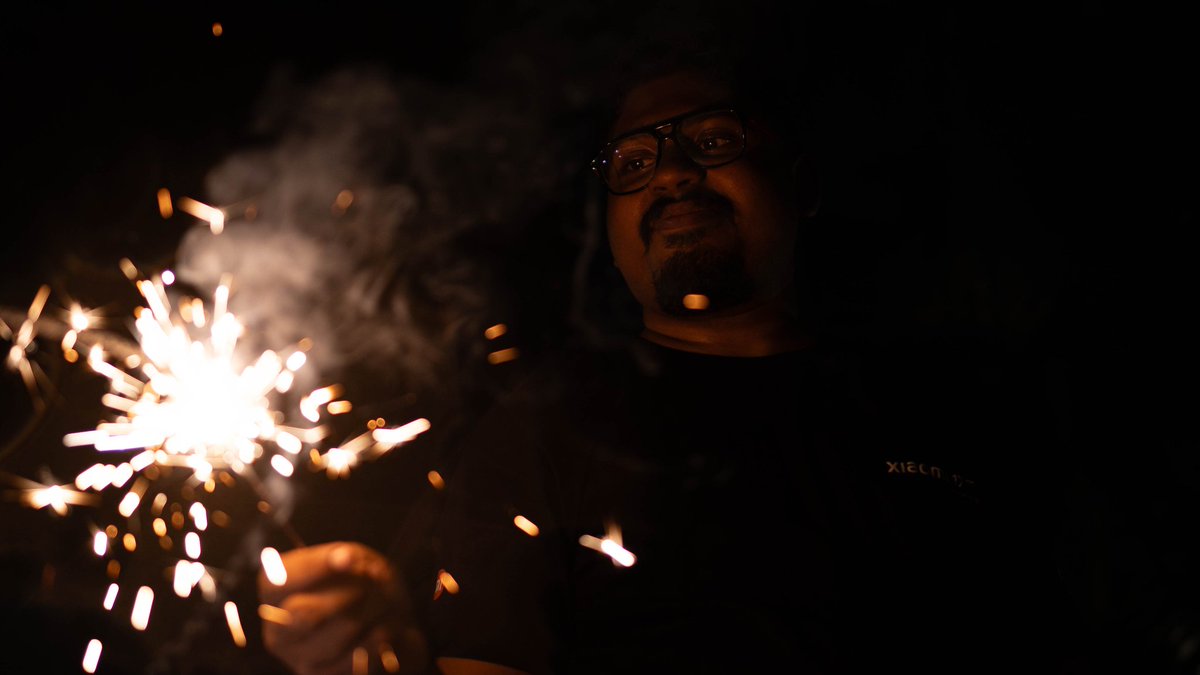 VoiceofVineeth's tweet photo. The final round was all about creativity in the dark
Candles sparklers steel wool and more 🕯️

Everyone got to experiment and capture some amazing shots

#XiaomiFansClub #XiaomiInnerCircle #RuleTheNight #Xiaomi17Ultra https://t.co/WzSIZvheu0