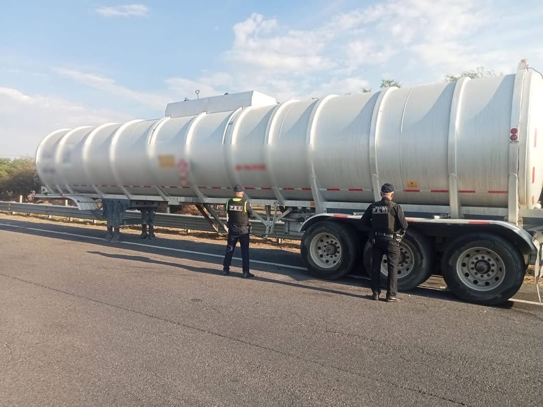 edgarfabianvf's tweet photo. Un semirremolque cargado con 55 mil litros de hidrocarburo fue abandonado en el Libramiento Sur de Celaya, con fuga y escotilla abierta, convertido en una bomba latente sobre la carretera.
La rápida acción de las #FSPE evitó una tragedia. https://t.co/dyBboYE5gX