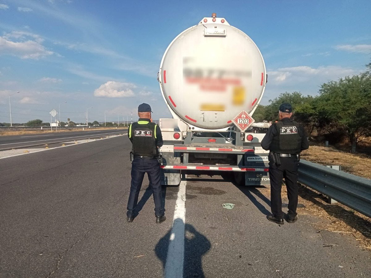 edgarfabianvf's tweet photo. Un semirremolque cargado con 55 mil litros de hidrocarburo fue abandonado en el Libramiento Sur de Celaya, con fuga y escotilla abierta, convertido en una bomba latente sobre la carretera.
La rápida acción de las #FSPE evitó una tragedia. https://t.co/dyBboYE5gX