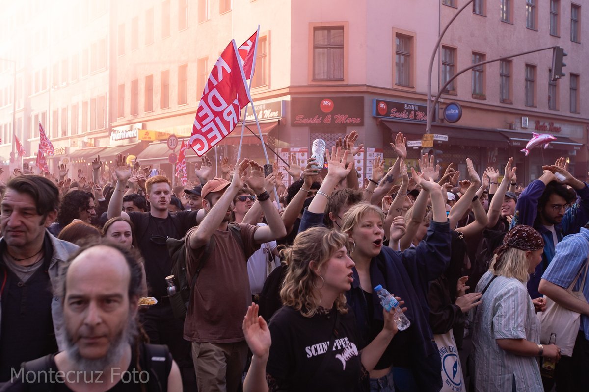 Montecruzfoto's tweet photo. #Mayday in Berlin. Snapshots of the Revolutionary Demostration in #Kreuzberg 1/2
#B0105 #R1MB #ErsteMai #berlinprotests https://t.co/OFPko7BrTx