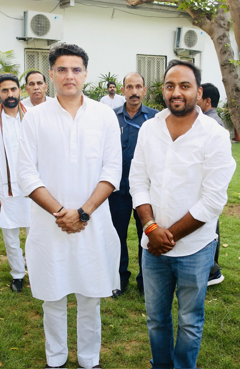 RanverSinghania's tweet photo. आज जयपुर आवास पर हिंदुस्तान के जन-जन के नेता,युवा हृदय सम्राट,अखिल भारतीय कांग्रेस कमेटी के राष्ट्रीय महासचिव आदरणीय श्री सचिन पायलट साहब से मुलाकात कर आशीर्वाद लिया। 
आपका आशीर्वाद हम युवाओं पर सदैव बना रहें। @SachinPilot https://t.co/Mh4KTYlH3n