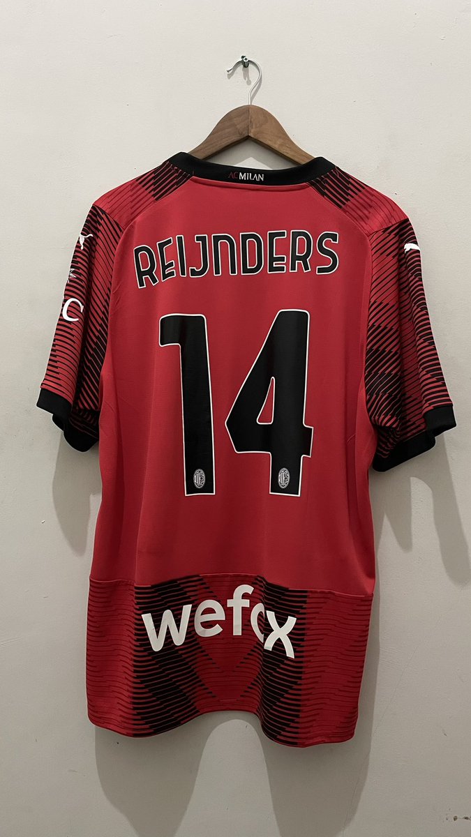 adityoardian's tweet photo. Ini wajib dijemur, Jersey home AC Milan 23/24 dengan nameset pemain keturunan Indonesia Tijani Reinders dari apparel Puma, istimewa karna kesampean dapet di Milan Store San Siro 🔴⚫️ @acmilan https://t.co/z9udumcLtK