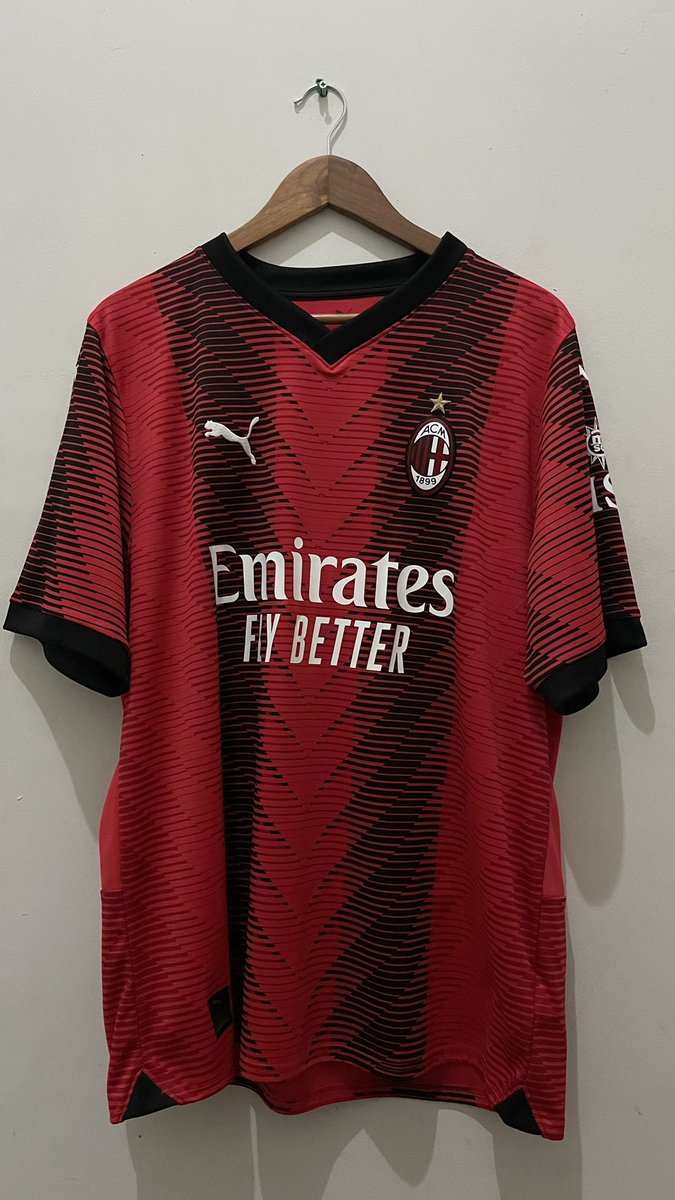 adityoardian's tweet photo. Ini wajib dijemur, Jersey home AC Milan 23/24 dengan nameset pemain keturunan Indonesia Tijani Reinders dari apparel Puma, istimewa karna kesampean dapet di Milan Store San Siro 🔴⚫️ @acmilan https://t.co/z9udumcLtK