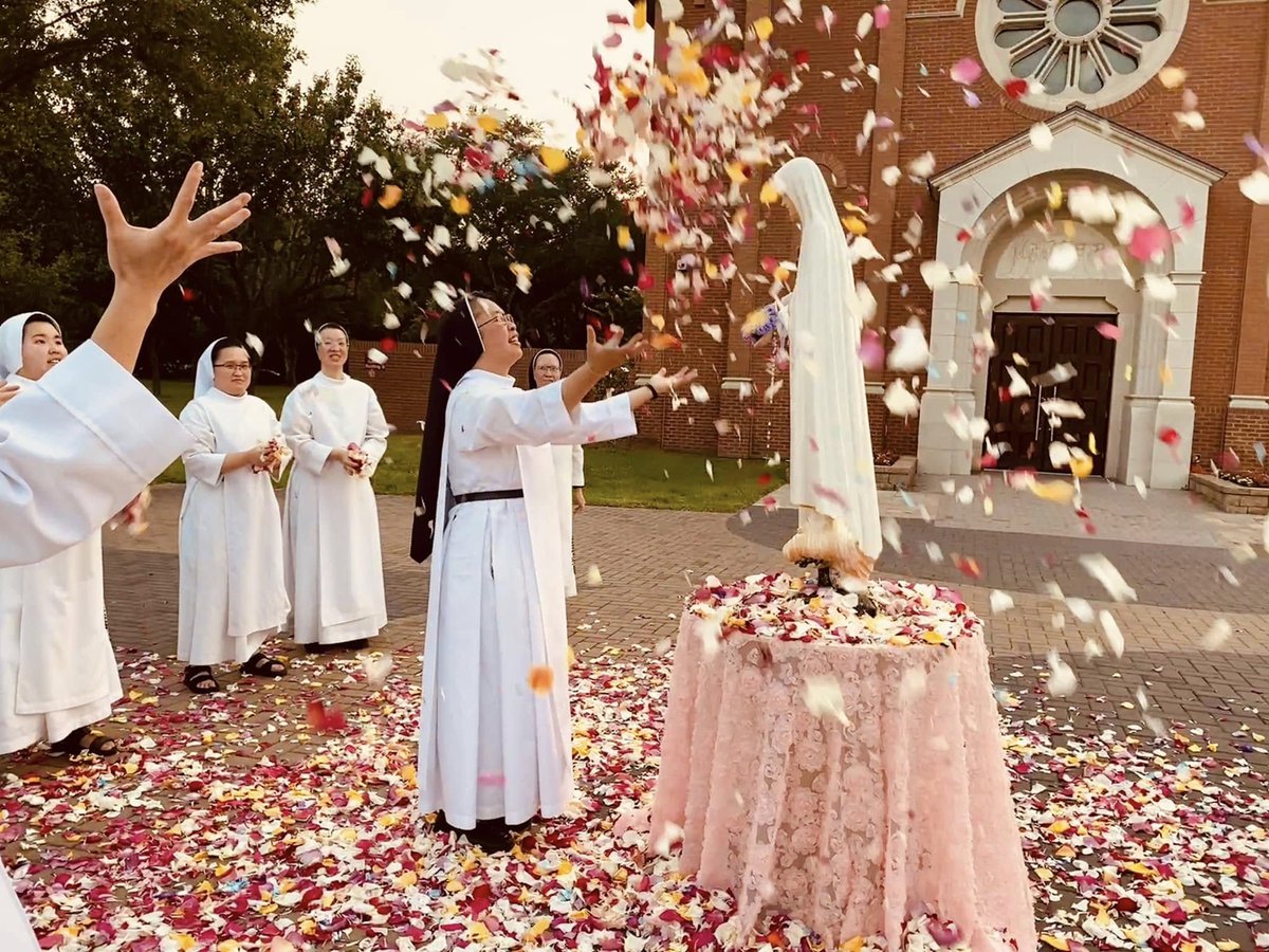 NunsHolding's tweet photo. Religious Sisters of the Dominican Sisters of Mary Immaculate Province (Tแปnh Dรฒng ฤแปจC MARIA Vร NHIแปM) in Houston, Texas throwing flower petals in the air as they celebrate in honor of the Blessed Virgin Mary. Photo from the Sisters' Facebook page at https://t.co/ryhgXmAhDX. https://t.co/raXJEbvxJt