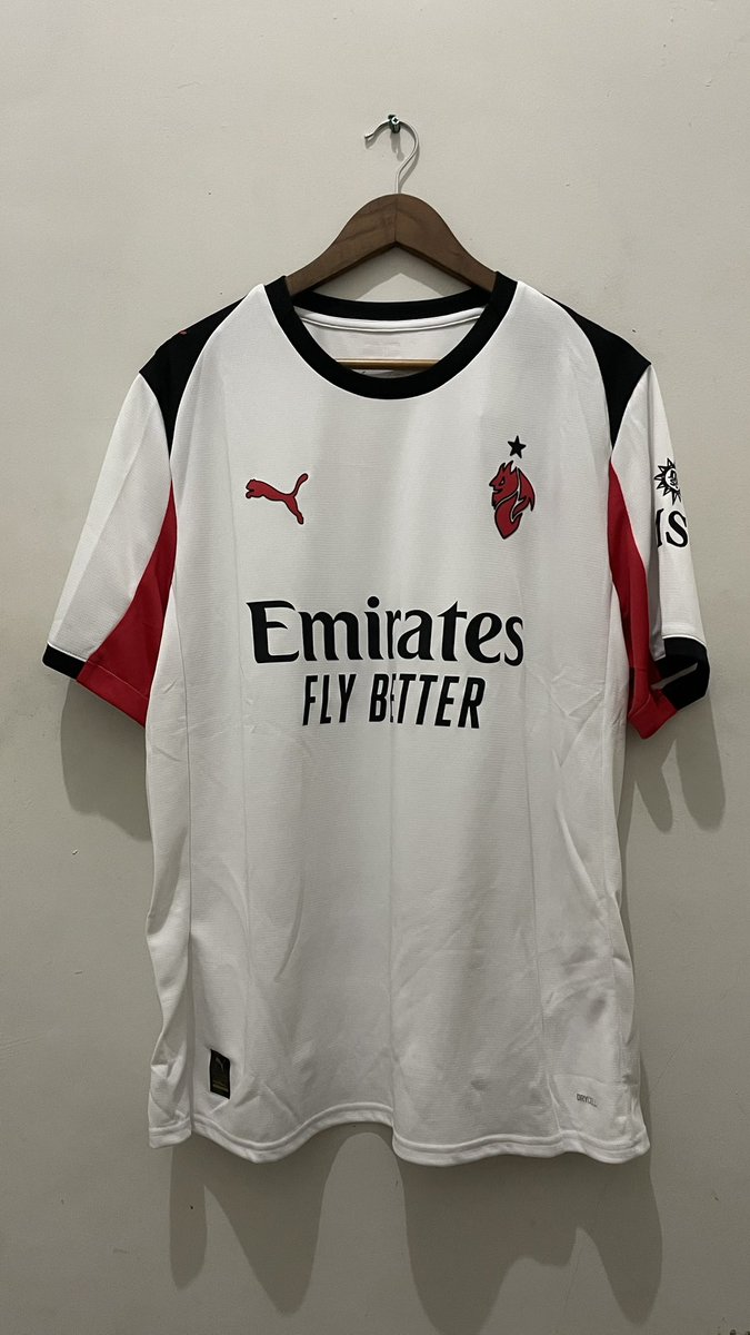 adityoardian's tweet photo. Lanjut ngejemur lagi, Jersey away AC Milan 25/26 dengan apparel Puma, perpaduan warna yang ciamik nan manis dengan logo Diavolo 🔴⚫️ @acmilan https://t.co/MCo4psk74A