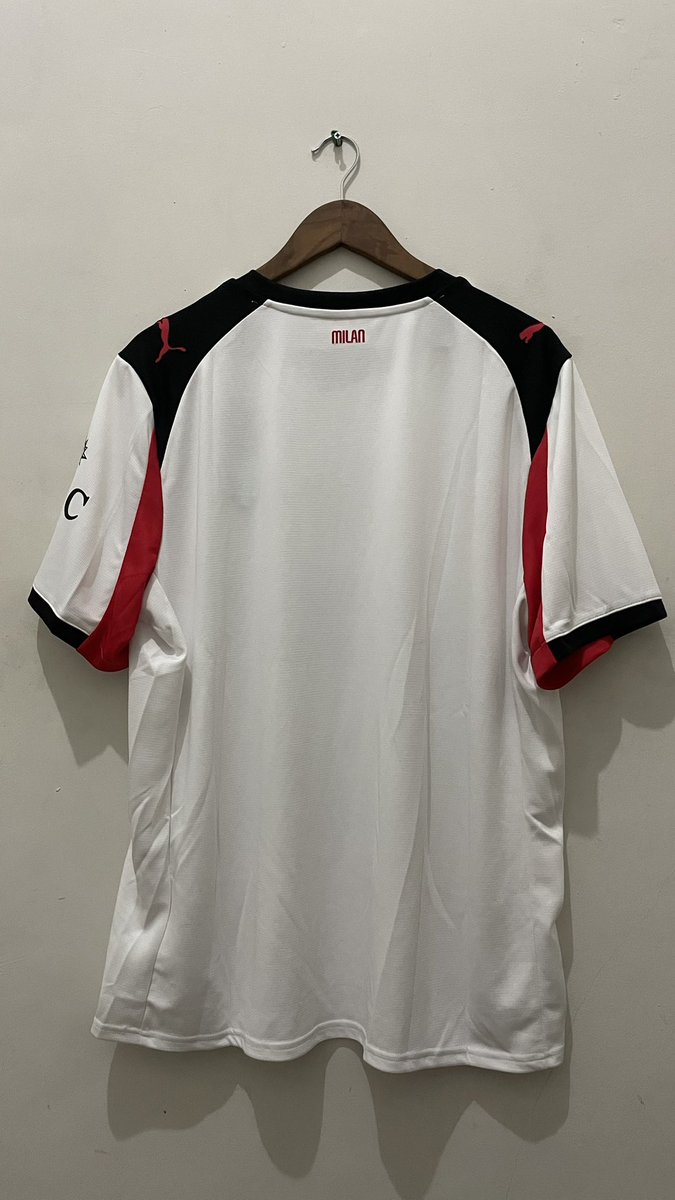 adityoardian's tweet photo. Lanjut ngejemur lagi, Jersey away AC Milan 25/26 dengan apparel Puma, perpaduan warna yang ciamik nan manis dengan logo Diavolo 🔴⚫️ @acmilan https://t.co/MCo4psk74A