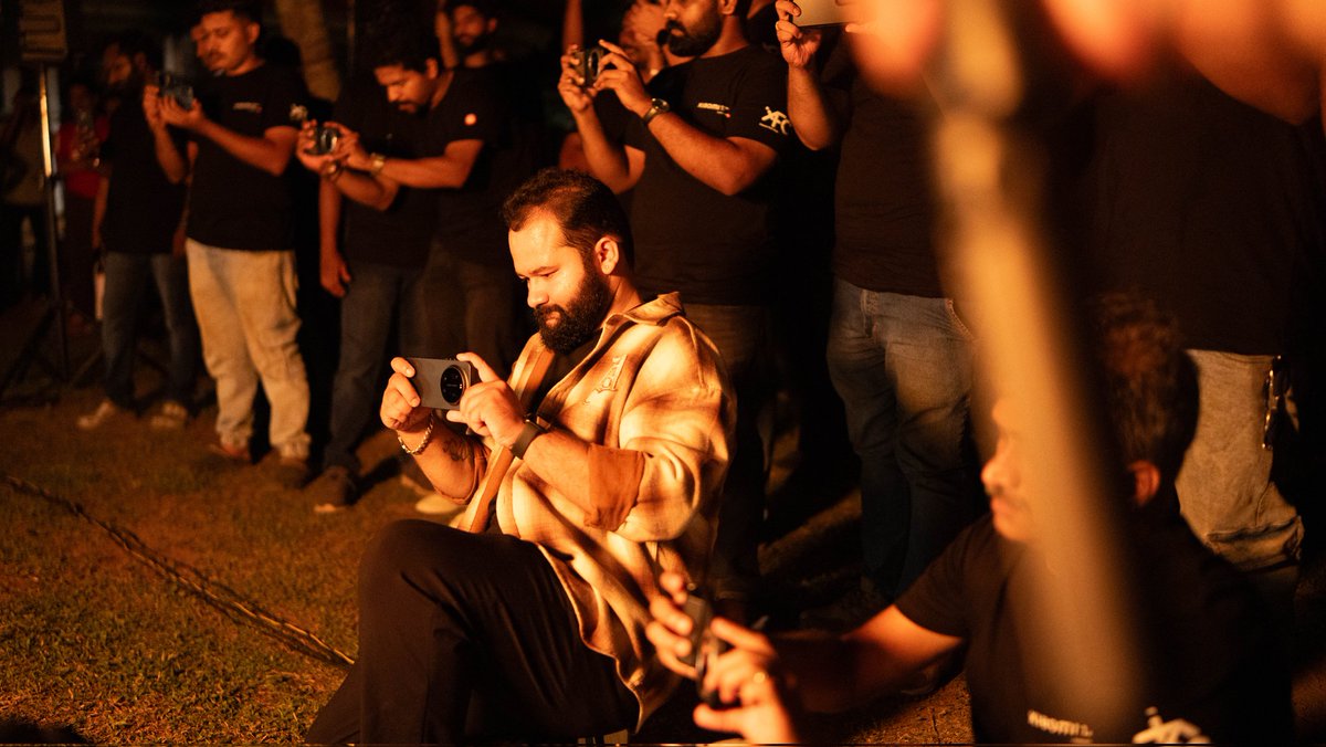 VoiceofVineeth's tweet photo. Next was the camera testing
We tried night photography with a live fire dancer 🔥

Even in low light and fast movement the shots came out really well 🎇

#XiaomiFansClub #XiaomiInnerCircle #RuleTheNight #Xiaomi17Ultra https://t.co/rZFcPOpXGz