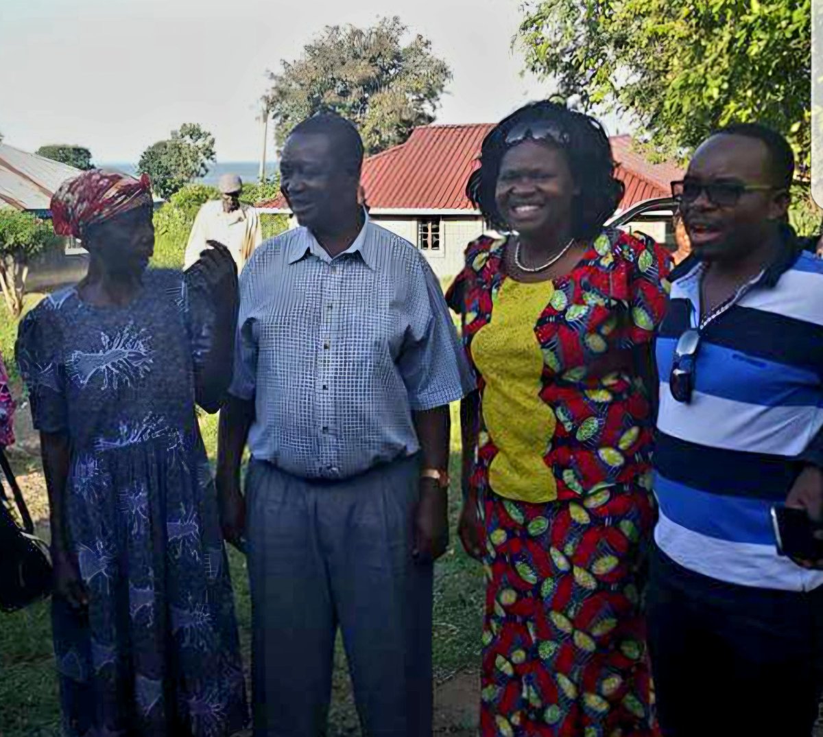 silasjakakimba's tweet photo. TODAY IN HISTORY:

Some years ago, The ODM Party Leader, Full-Time GenZ, Accredited Global Youth Leader, PhD Holder Hon. Sen. Dr. @DrOburu_O visited my parents' humble residence in Kakiimba, Mfangano Island, for omena wang'e tindo and mbuta lukasu lunch. He was accompanied on the Courtesy Visit, by H.E. Governor @gladyswanga, then County Woman Representative and current Governor, Homa-Bay County. I call upon the Nyanza and particularly Homa-Bay County Leadership to be intentional at seeking common grounds and looking more at what unites us.

Wuon DAYAT.