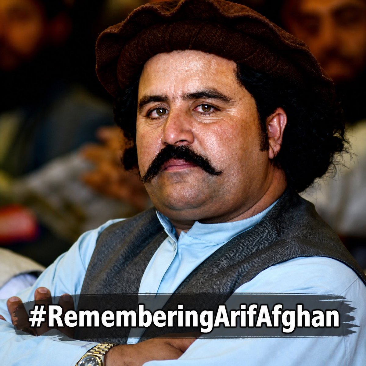 ZakimWazirPTM's tweet image. ملي شهید عارف افغان ته د مردانه شهادت په شپږ تلین د عقیدت ګلونه وړاندې کوو.  
عارف وزیر په ډېرې زړورتیا سره بغېر له وېرې، د افغانیت، پښتونوالۍ او د ازادۍ لاره وپلله. 
د ژوند تر پایه یې د ظالمانو او استعمارګرو په وړاندې په ډېرې میړانې سره مبارزه ترسره کړه، ډېر زیات تکلیفونه،