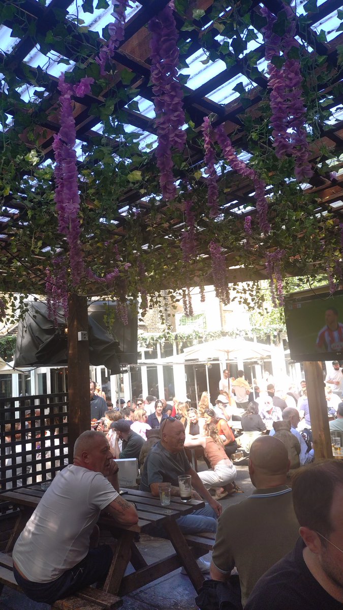 SELondonBoozers's tweet photo. Afternoon beers at one of the best beer gardens in #SELondon 🌹🍻🍻#SE14 https://t.co/9clH5vdYKt
