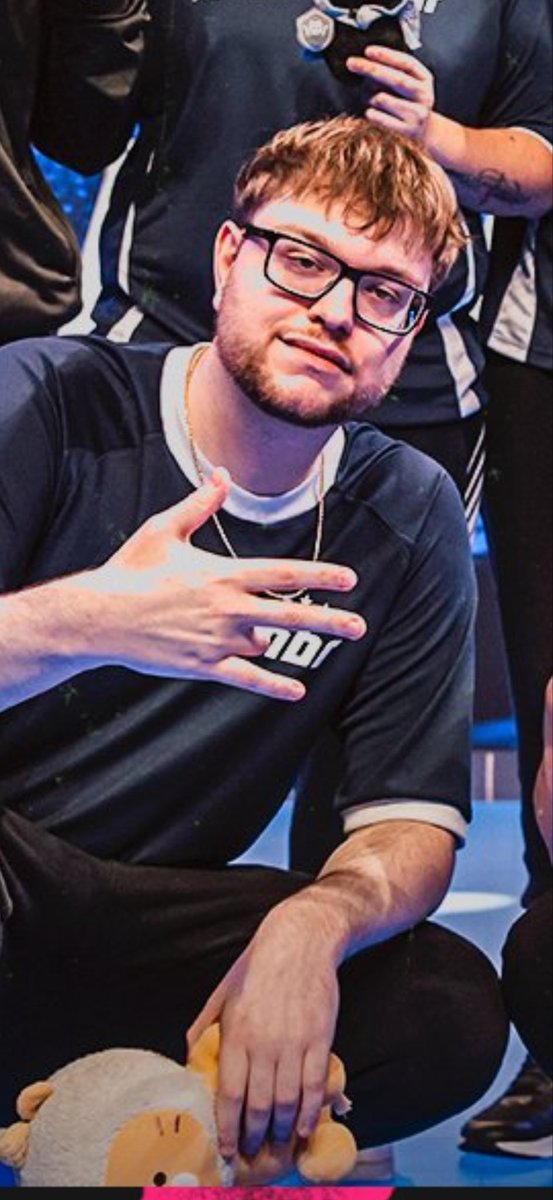oatesbomber's tweet photo. @valesportsbr @MIBR @LeviatanGG Being 30 and holding this sign up is embarassing https://t.co/8bfsAHc7ZT