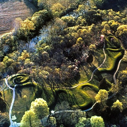 Hall_of_Records's tweet image. Serpent Mound, Ohio - USA.

A massive snake…
carved into the Earth.

Over 400 meters long...
and no written record of it.

Its curves appear to align
with the Sun at key points in the year.

Coincidence?

#AncientMysteries #Archaeology