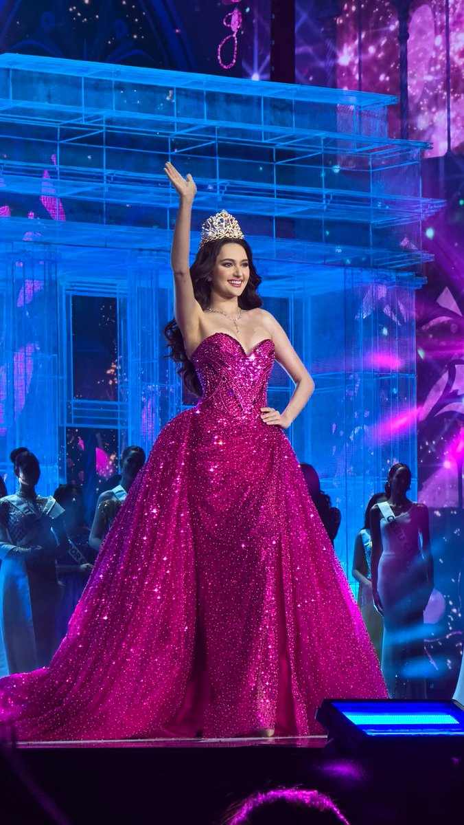 inquirerdotnet's tweet photo. SALAMAT, AHTISA 👑

LOOK: Ahtisa Manalo, 3rd runner-up in the 2025 Miss Universe pageant, takes her farewell walk before relinquishing her national title to the #MissUniversePhilippines2026 winner. Who do you think will succeed her? | @diyarista 

Follow our live updates here: https://t.co/fcH6oR286G