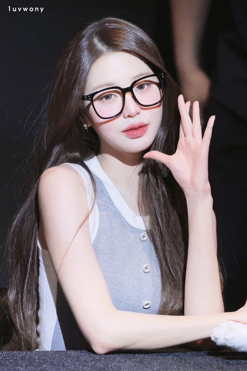 1uvwony's tweet photo. 260502 👓

#아이브 #IVE #원영 #장원영 #WONYOUNG #JANGWONYOUNG https://t.co/SLGuwl4v1o