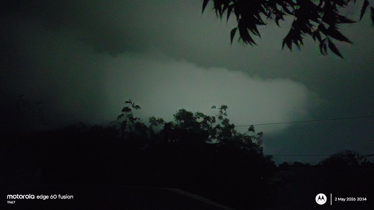 SVijayarajan9's tweet photo. #Thunderstorm ⛈️ ⚡ very dark with clouds Towering towards East (aruppukottai) of virudhunagar #Thunder #Lightingstrike #Thunderstrike @ChennaiRains @praddy06 @RainStorm_TN @mani9726 @MasRainman @kalyanasundarsv https://t.co/faQOuLteoB