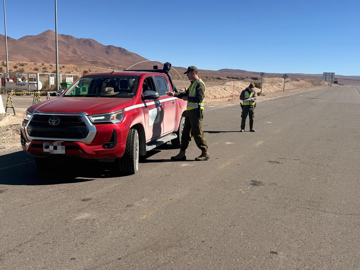 CarabTarapaca's tweet photo. Carabineros de la Tenencia  #Ujina 📍realiza controles vehiculares en Ruta A-97B 🚧  🚨 realizando pruebas respiratorias aleatorias y así evitar delitos asociados al consumo de alcohol y conducción, como a su vez accidentes en el tránsito. #LaPrevencionEsNuestraEsencia https://t.co/vI5ZBfdYWI