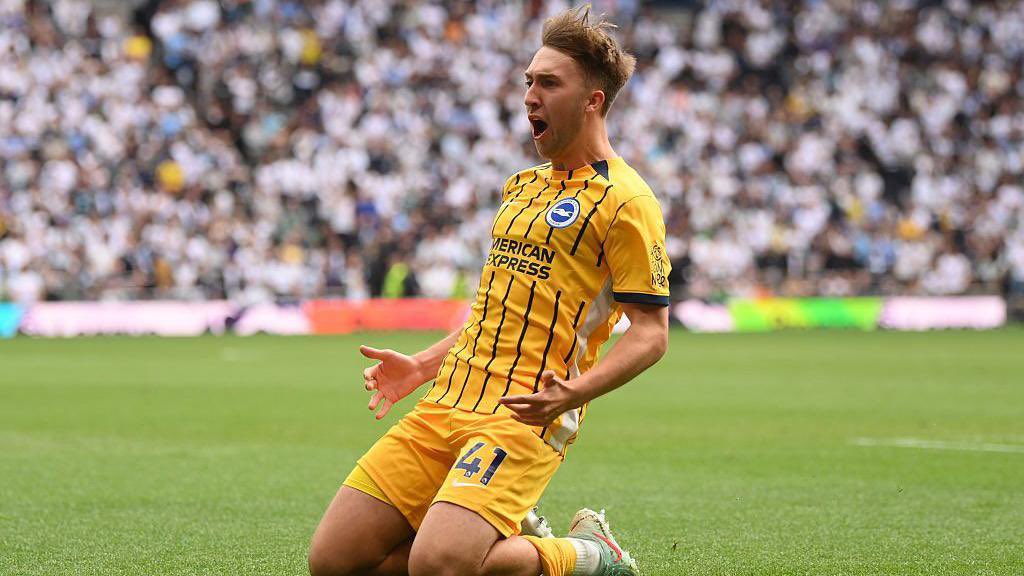 AndrewJames1901's tweet image. Goalllll!!! ⚽️💙🤍

Jack Hinshelwood makes it 2-1! GAME ON!

#Brighton #BHAFC
