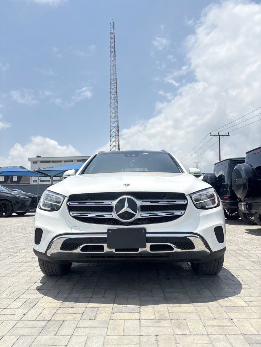 Deleversee's tweet photo. 2022 Mercedes-Benz GLC 300 4MATIC in White 🔥

Double Panoramic Sunroof • Black Leather • MBUX • 4MATIC 

Clean Foreign Used, accident-free & ready to drive.

The perfect compact luxury SUV.
Price: N65m naira & $48.2k. 

Pay 50%  T/C applied and drive your car immediately! 

DM for inspection. 📍Lekki Lagos. 

#GLC300 #MercedesGLC #MercedesBenz #LuxurySUV #NaijaCars #LagosCars