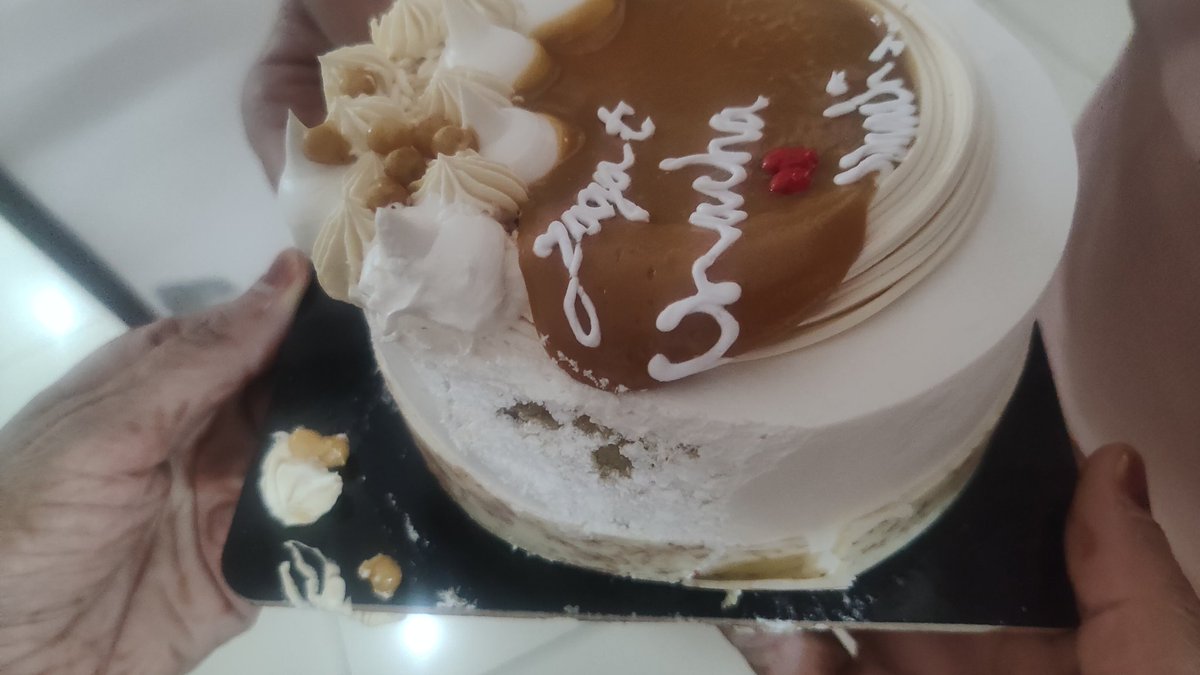 DivanshuDg's tweet photo. A very poor experience with @zomato today.
Ordered a cake and it came smothered on a side. Reaching to support gets me a reply, slight slift happens with order.
Well it should not especially with cakes. https://t.co/W4IuFgz3fj