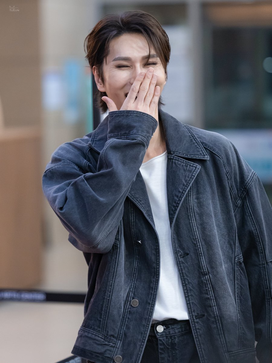 eunt_pic's tweet photo. 260502 스윙데이즈 퇴근길📸

#박은태 배우님

난 요렇게 웃는게 참 좋더라 https://t.co/s75moDwif3