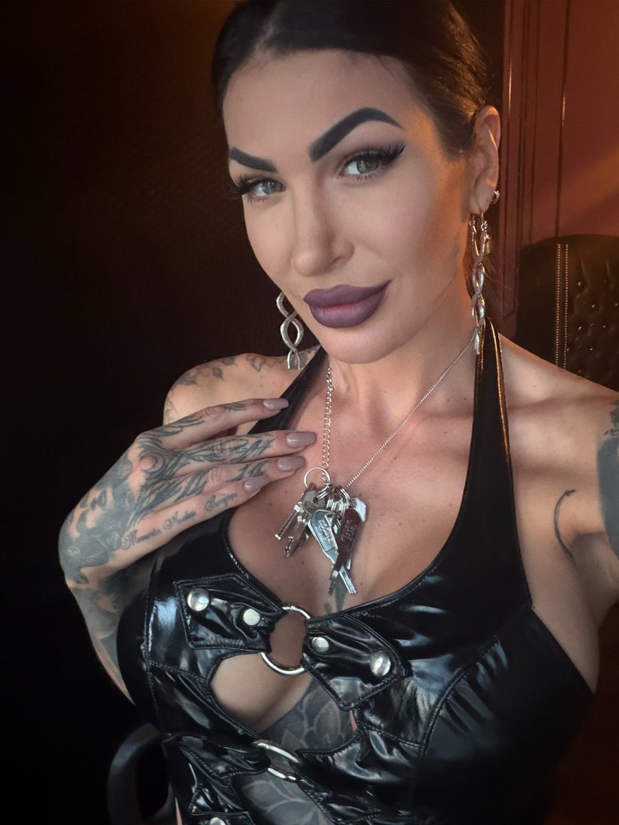 Mistress Roos x tweet media
