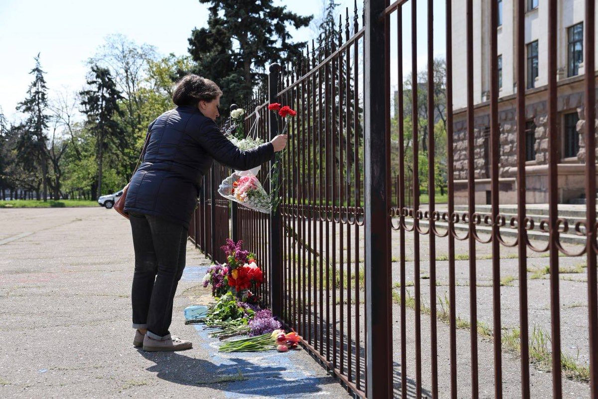 besthealthyou's tweet image. #Odessa #massacre. Today, brave locals in #Odesa came to pay respect to May 2, 2014 massacre. 12 years ago, #Ukrainian far right, pro maidan #radicals attacked and burn 48 civilians to death. They were all Ukrainian citizens.
Odesa will never be the same after such horrific crime