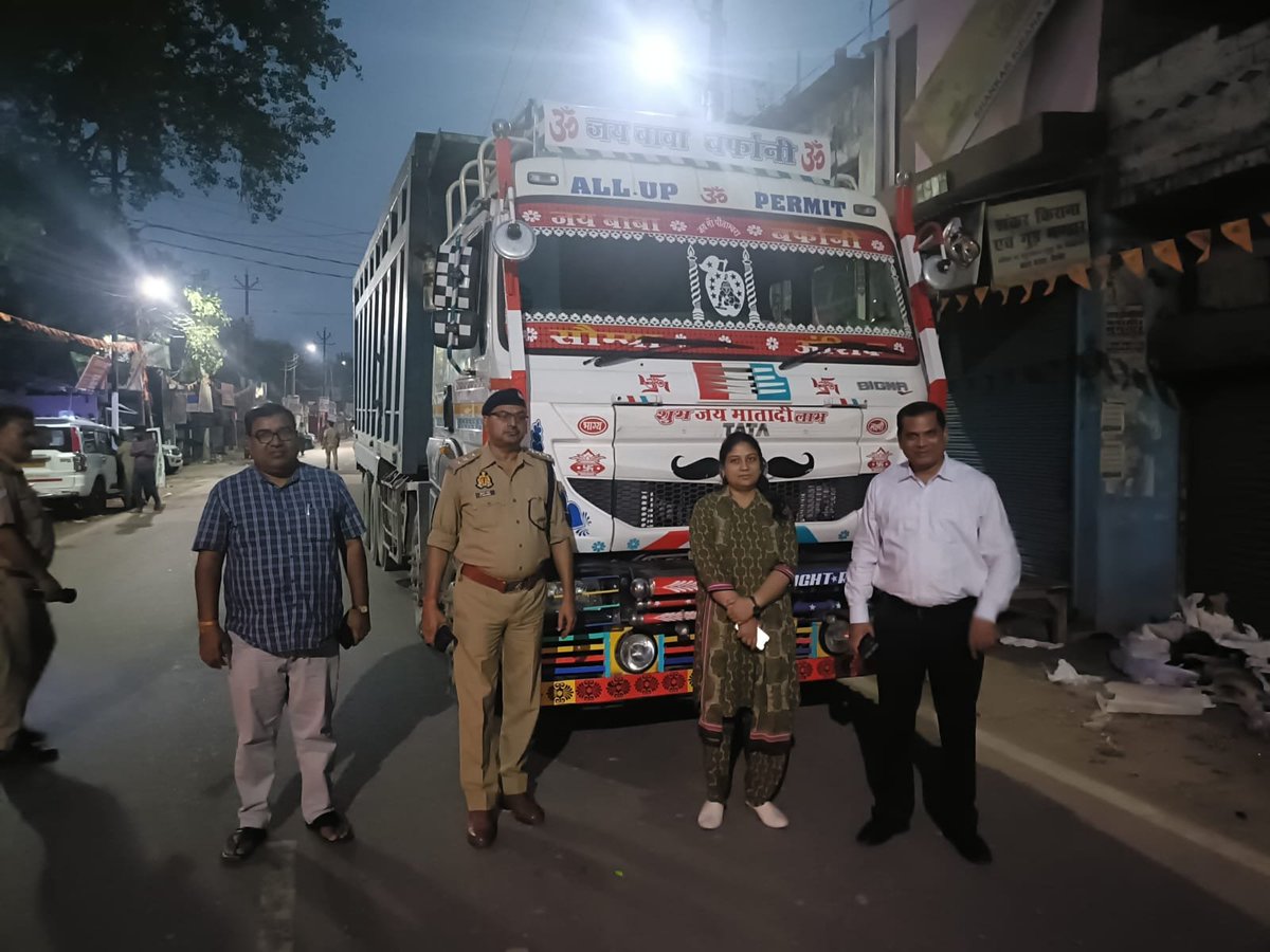 asp23230's tweet photo. कानपुर 

➡कानपुर में ओवरलोडिंग पर बड़ी स्ट्राइक
➡वाहनों से ₹9.49 लाख का जुर्माना वसूला
➡ओवरलोड 9 वाहनों को मौके पर सीज किया
➡SDM बिल्हौर मनीष कुमार का नेतृत्व
➡बिल्हौर क्षेत्र में प्रशासन ने की कार्रवाई

#Kanpur #Overloading #UttarPradesh @DMKanpur https://t.co/TckN2bg7GF