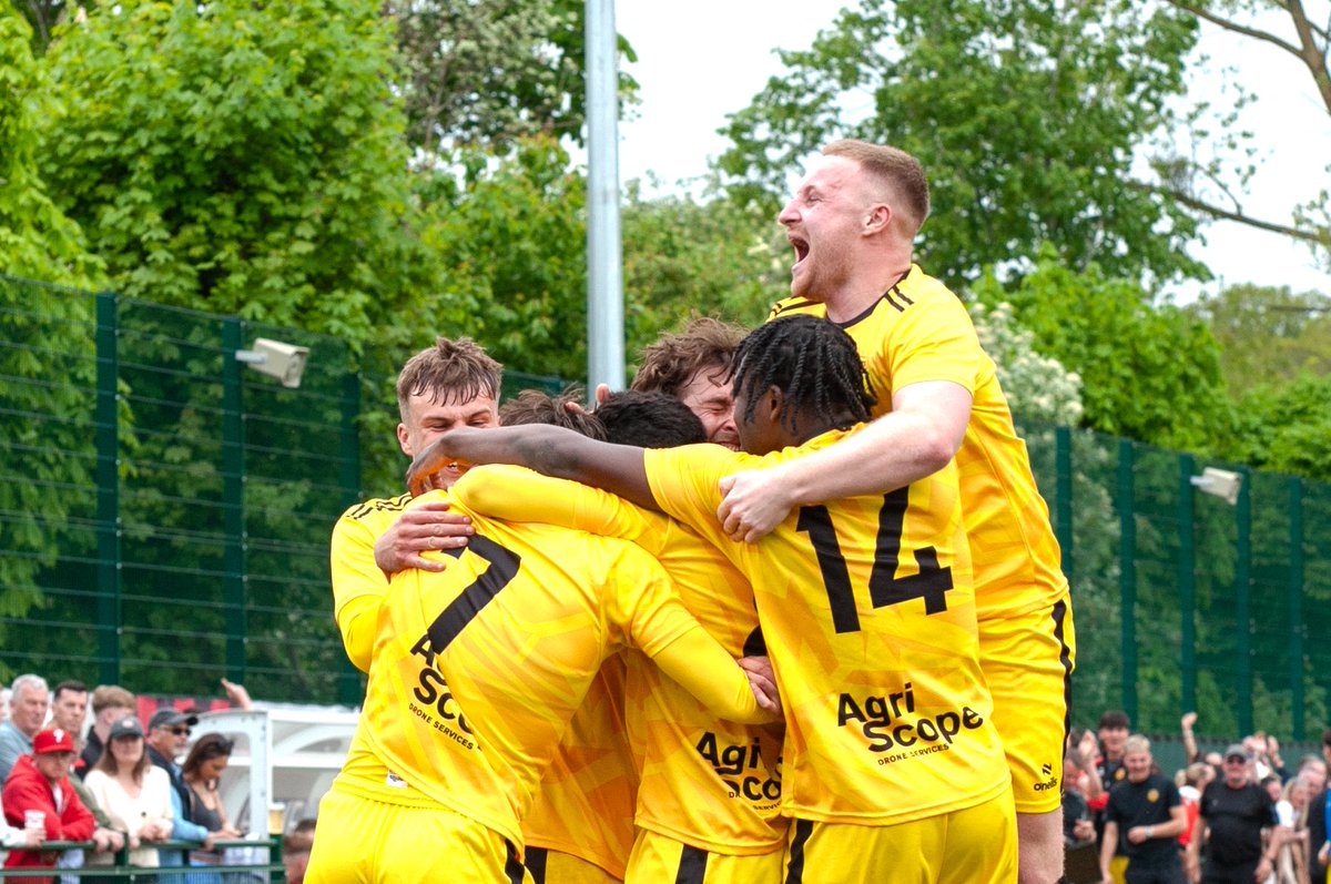 WorcsRaidersFC's tweet photo. 🎶Oh Raiders we love you! 

Monteith makes its 4! https://t.co/2Oa91sNwLG