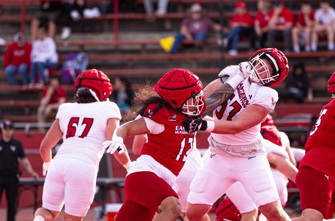 EWUFootball's tweet image. Both the defense and offense showed out at the Spring Game last night!

DETAILS 📰 bit.ly/4w5rurg

#GoEags #EKG