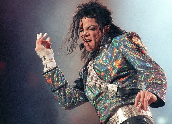 daily_magazin's tweet photo. MJ efsanesi 17 yıl sonra dijital dünyayı salladı! 👑

"MICHAEL" biyografi filminin vizyona girmesiyle Michael Jackson, dijital platformlarda kariyer zirvesini gördü. 

Sadece bir hafta sonunda solo şarkıları %116 artışla 47.9 milyon dinlenmeye ulaştı. 📈

📍 Film, 217 milyon dolarlık açılışıyla biyografi türünde rekor kırarken; "Billie Jean" ve "Thriller" gibi klasikler global listelerin tepesine geri döndü.

Kralın mirası, yeni nesille birlikte tarih yazmaya devam ediyor! ✨