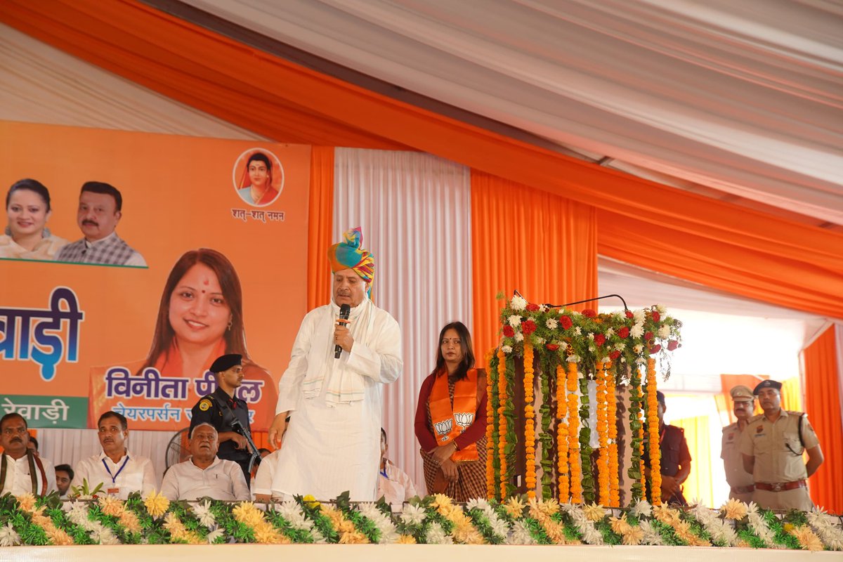 Rao_InderjitS's tweet photo. मुख्यमंत्री के साथ रेवाड़ी नगर परिषद चेयरमैन विनीता पीपल के समर्थन में वोट की अपील की तथा कार्यकर्ताओं को संबोधित किया l https://t.co/FpBGxibN3A