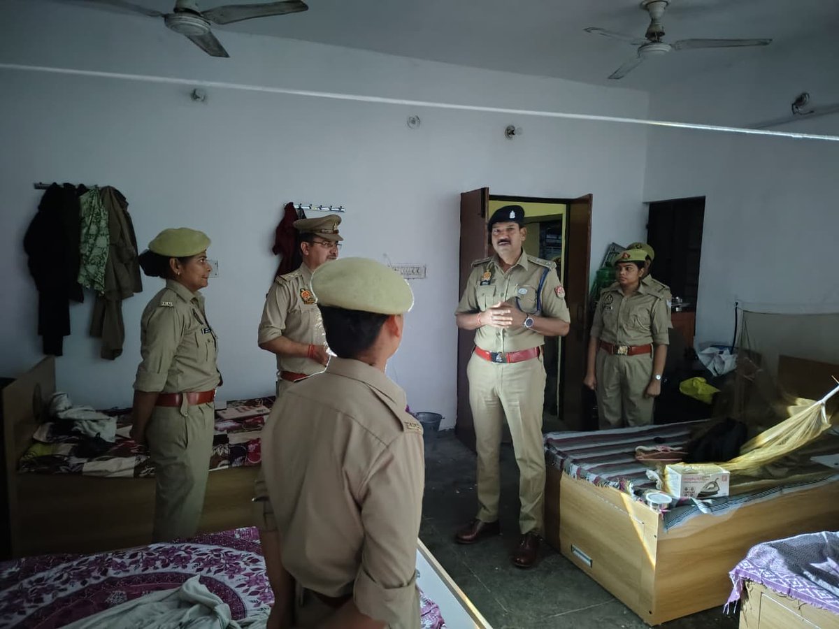 kushinagarpol's tweet image. #ASP_KSN श्री सिद्धार्थ वर्मा द्वारा थाना कसया का आकस्मिक निरीक्षण करते हुए रिक्रूट आरक्षियों की व्यवस्था का विशेष रूप से जायजा लिया गया। थाना परिसर में उपलब्ध बैरक,भोजनालय,शौचालय,स्नानघर एवं अन्य सुविधाओं का निरीक्षण कर अधिकारियों को आवश्यक निर्देश दिए गए।  #UPPolice