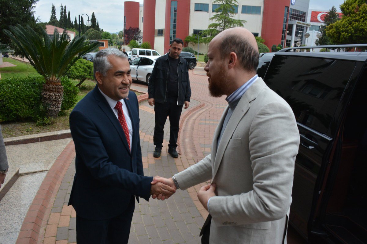 menderesedutr's tweet photo. İlim Yayma Vakfı Mütevelli Heyeti Başkanı Necmeddin Bilal Erdoğan ve AK Parti Genel Başkan Yardımcısı Zafer Sırakaya, Üniversitemiz Rektörü Prof. Dr. Bülent Kent’i makamında ziyaret etti.

Ziyarette Dünya Etnospor Konfederasyonu Başkan Vekili Dr. Hakan Kazancı ve Rektör Yardımcısı Prof. Dr. Cemal İyem de hazır bulundu.

Ziyaretten duyduğu memnuniyeti dile getiren Rektörümüz Prof. Dr. Bülent Kent, nazik ziyaretleri için İlim Yayma Vakfı Mütevelli Heyeti Başkanı Necmeddin Bilal Erdoğan ve AK Parti Genel Başkan Yardımcısı Zafer Sırakaya’ya teşekkür etti.