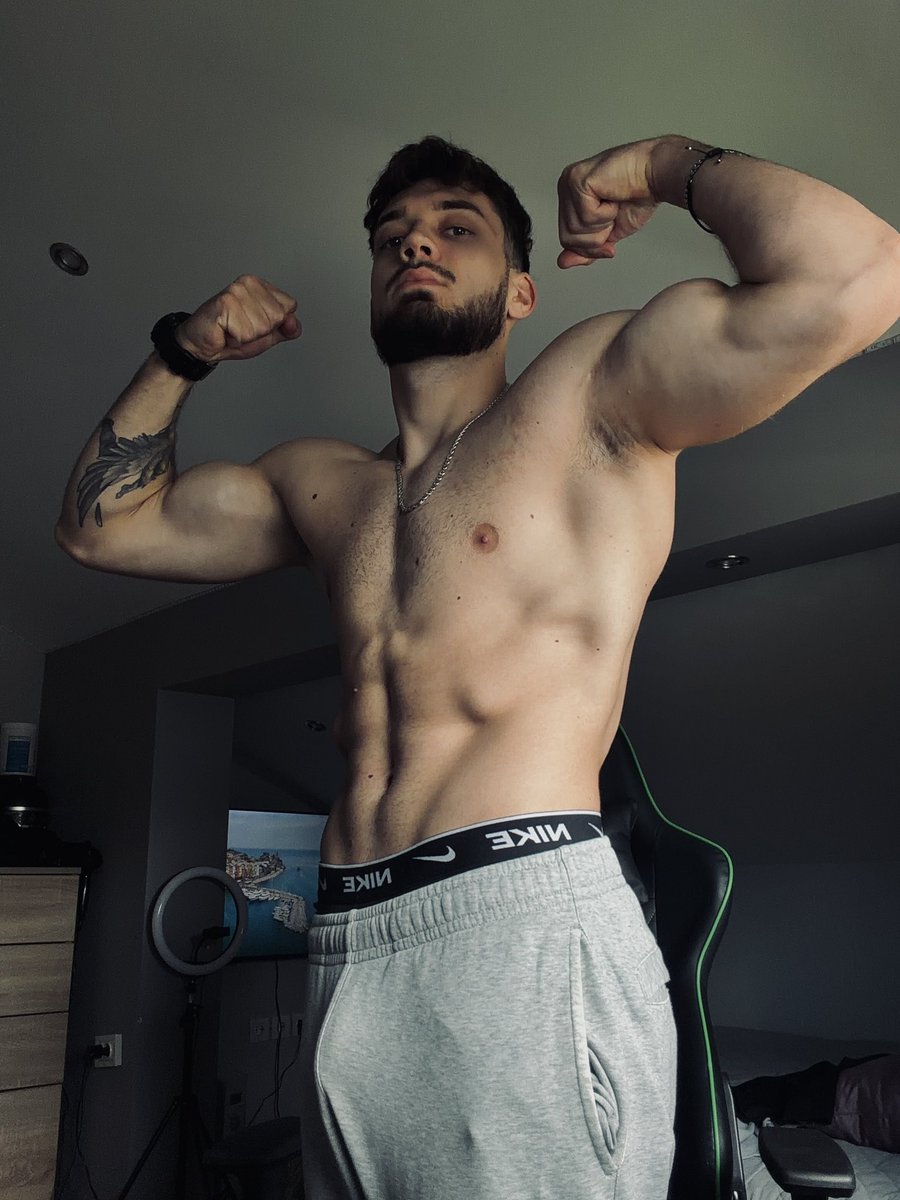 ChezyMuscleGod tweet media