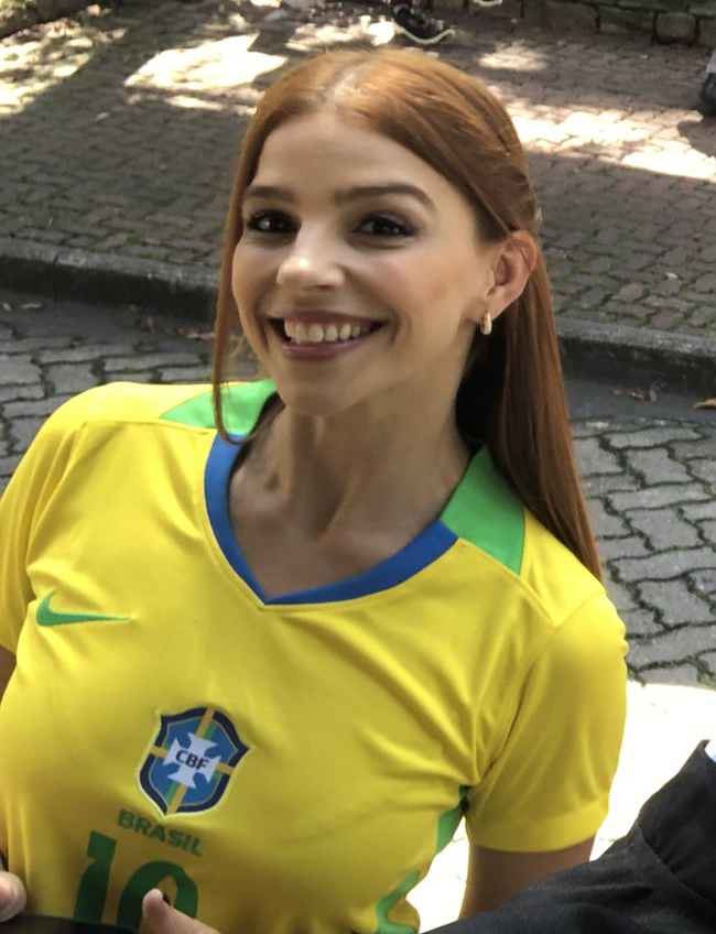 loquinha touches tweet media