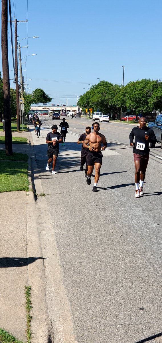 toosuave90's tweet image. The Dallas Alumni Chapter of Kappa Alpha Psi Fraternity Inc supporting Black Men Run Wellness For Everyone this morning. #run #wellness #Dallas #community @kapsi1911 @SWProvince @fairparkdallas