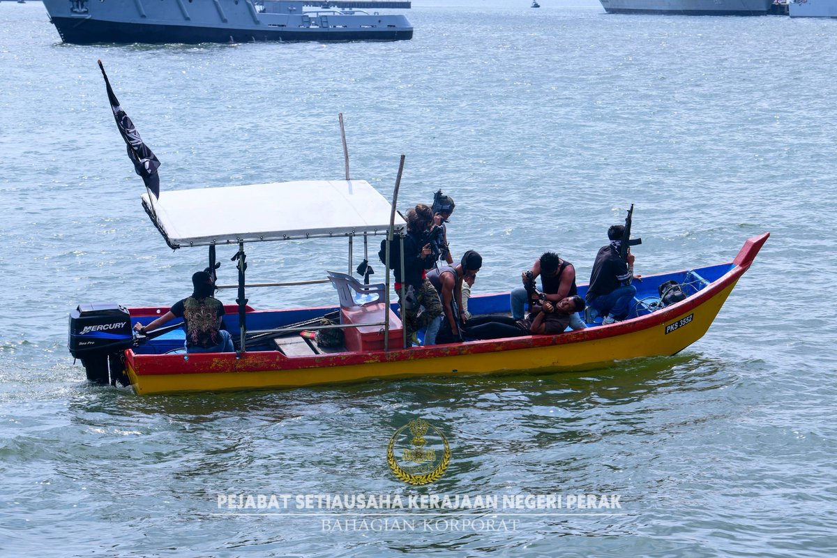 EVostox's tweet photo. [English] 03/05/2026

"PASKAL Kalashnikov II"

May 1, 2026. Royal Malaysian Navy PASKAL playing the role of OPFOR/Pirates spotted armed with rarely seen AK-102 alongside with Beretta PMX (With BFA) and shotgun during demonstration for 2026 Fleet Open Day opening ceremony.

[1/3] https://t.co/tMdA4Thltl