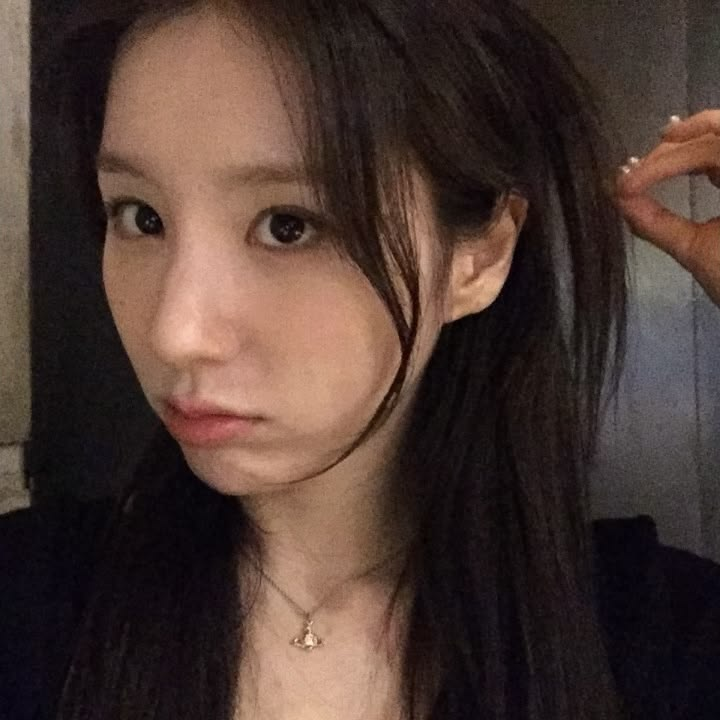 hana tweet media