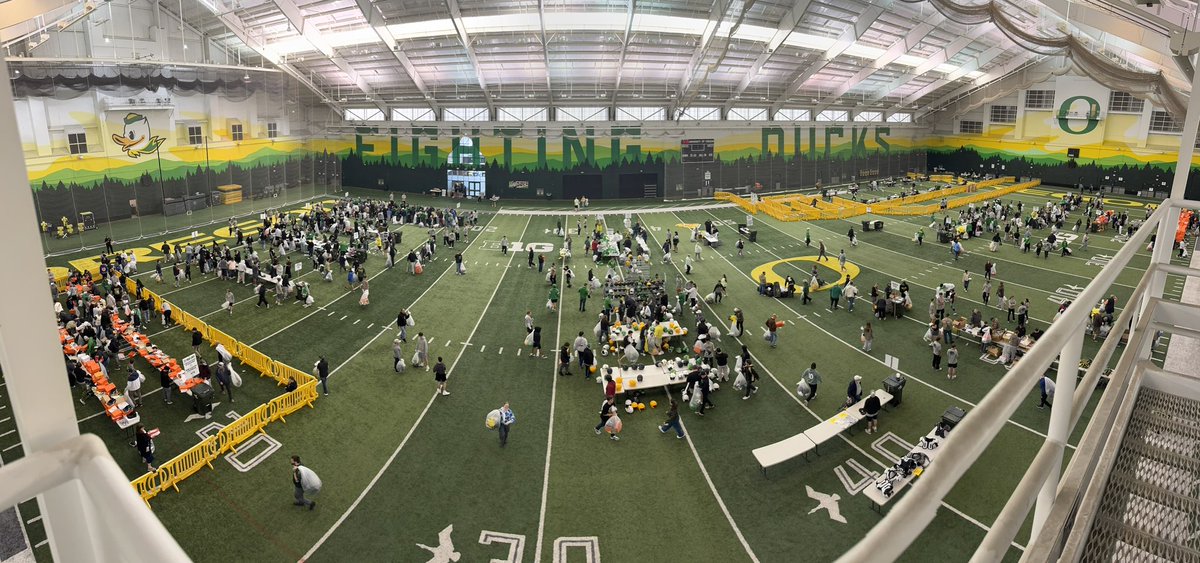 DuckSwag's tweet image. Thanks Duck fans for coming out today. Don’t forget to show off your new #DuckSwag! See you all next year!

#GoDucks