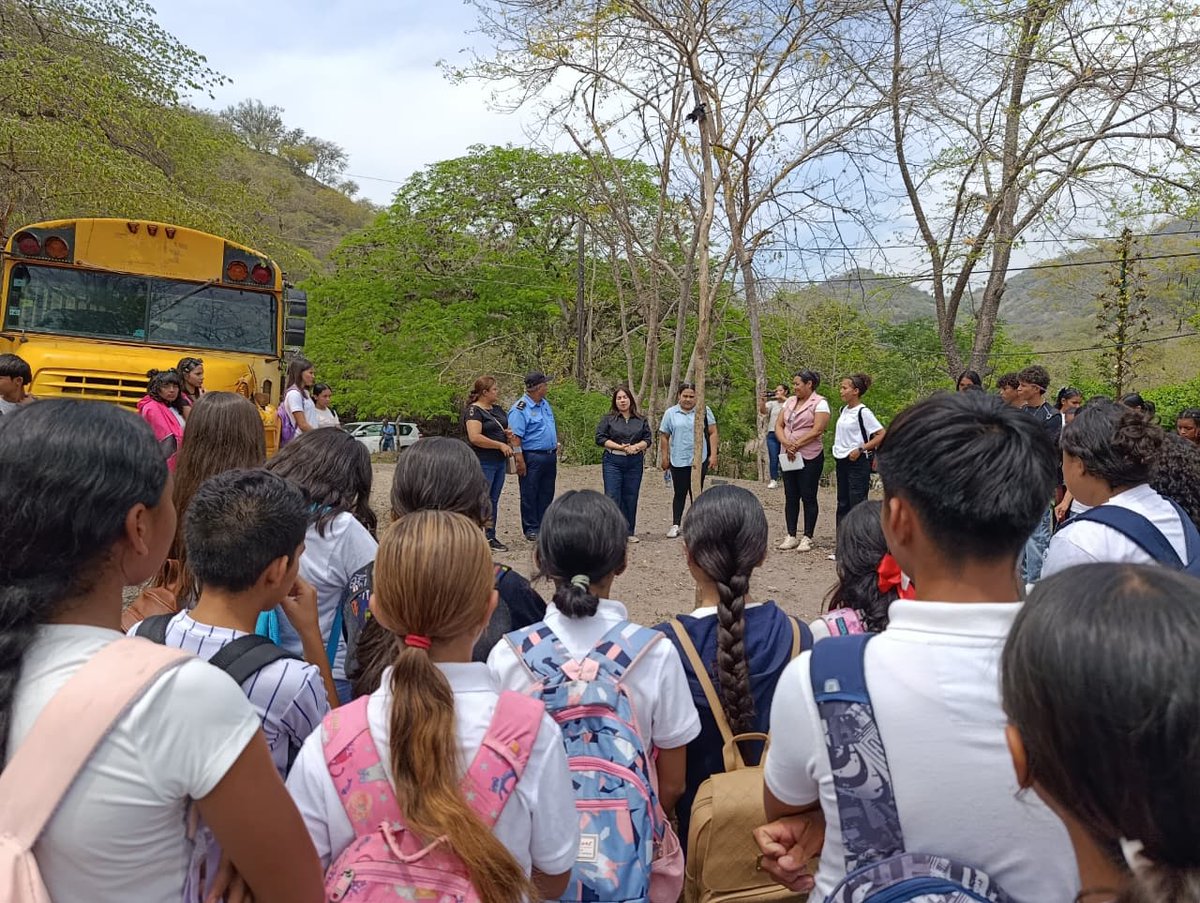 MendyArauzS's tweet photo. 📚 Visita de presencia directa a la modalidad de Secundaria a Distancia en el Campo en el municipio de Yalagüina, departamento de Madriz.

📍 Centros educativos visitados:

🏫 Centro Escolar Miguel Larreynaga, comunidad La Esperanza (1/2) https://t.co/2Azfu7xAz5