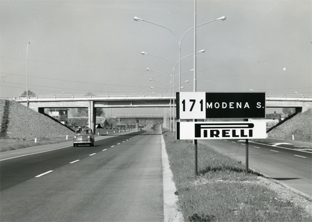 IPAZIA2025's tweet image. #Italia: autostrada del Sole, 1960.