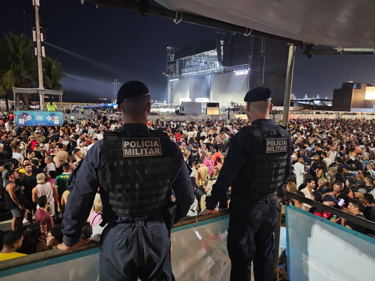 PMERJ's tweet photo. POLICIAMENTO EM TORRES DE OBSERVAÇÃO
Policiais Militares atuam em torres de observação instaladas em diversos pontos da Avenida Atlântica, em Copacabana, reforçando a segurança do público durante o #MegaShow da cantora Shakira.
#ServireProteger #Shakira #Copacabana #PMERJ https://t.co/wOBFjmQjCw