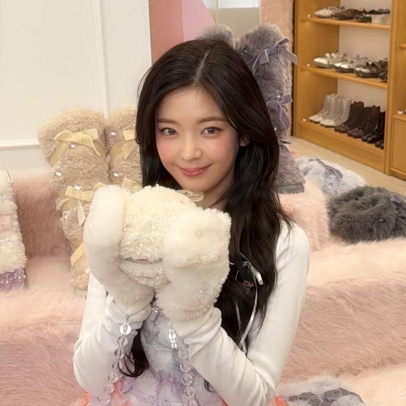 hyukaful 👩‍❤️‍💋‍👩 tweet media