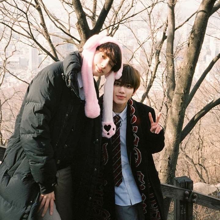 hyukaful 👩‍❤️‍💋‍👩 tweet media